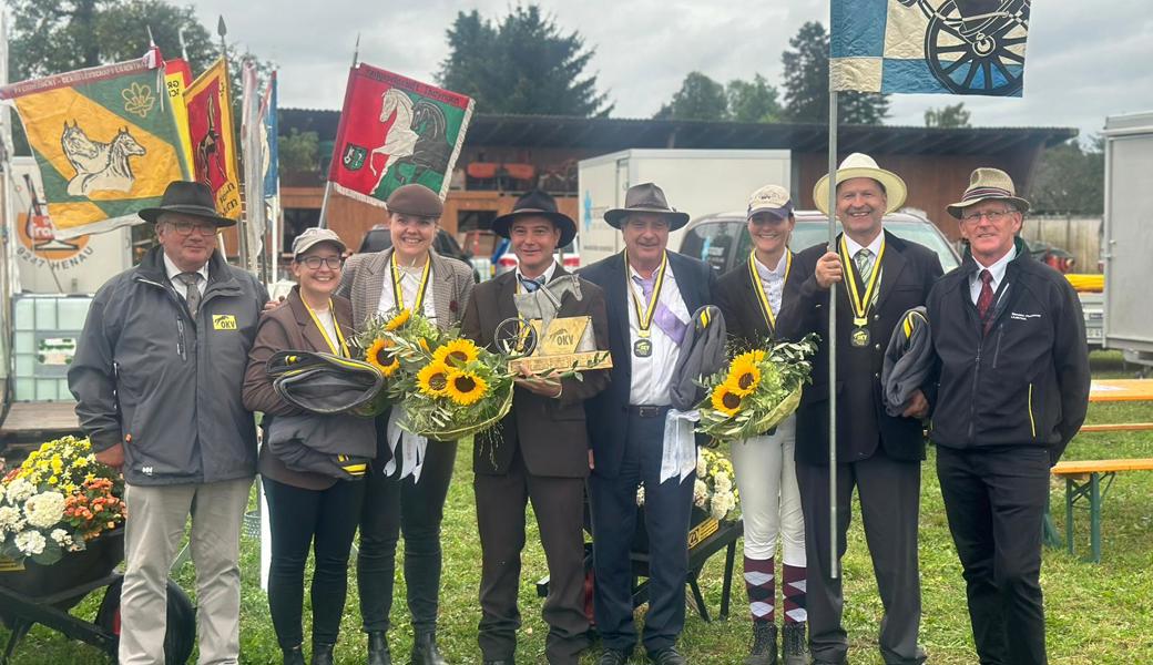 Urs Bicker (Zweiter von rechts) gewann mit der Equipe der Bündner Fahrsportvereinigung den OKV-Fahrcup-Final in Ellikon an der Thur.