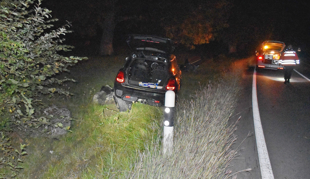 Aufgebockt auf Steinen blieb das Auto stehen.