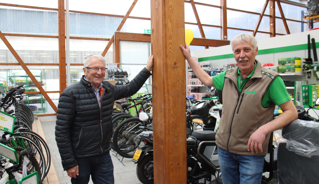 Prunkstück des Umbaus ist das verwendete Holz: Walter Müller (Präsident Landi Wartau) und Hansmartin Bartholet (Geschäftsführer Landi Wartau) sind mit dem Endergebnis sehr zufrieden.