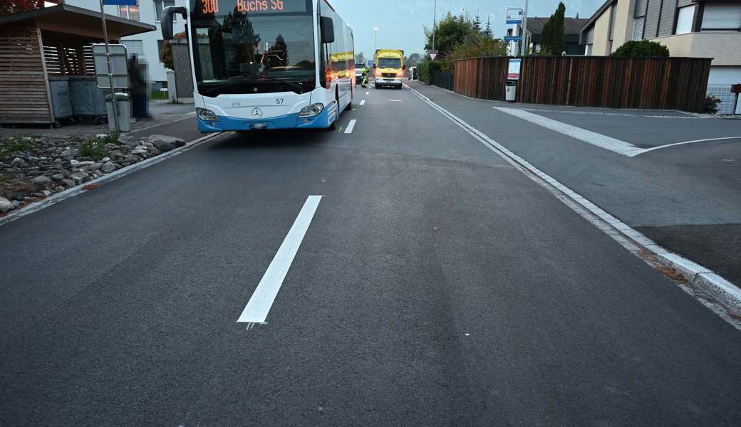 Aus dem Bus gestiegen und danach mit einem Auto zusammengestossen: Ein 13-Jähriger zog sich dabei Verletzungen zu und musste ins Spital geflogen werden. Kapo