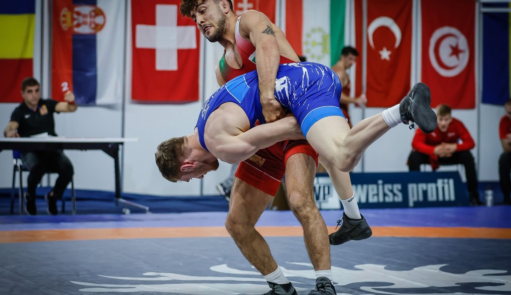 Andreas Vetsch (in blau) scheiterte in Bulgarien knapp in der Qualifikationsrunde.