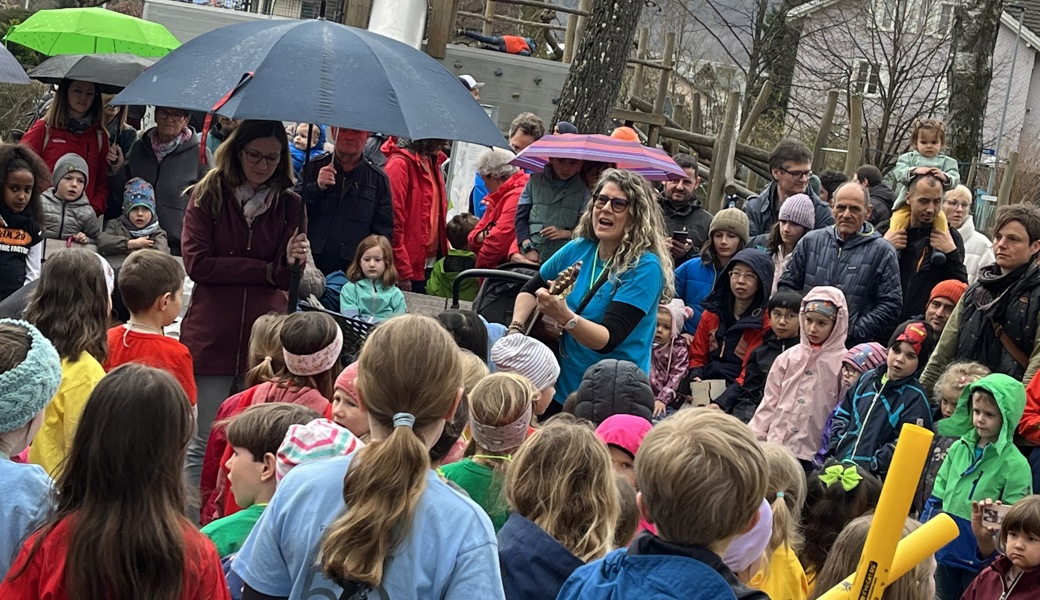 Viel Volk auf dem Kappeli-Spielplatz: Die Stimmung am Frühlingsfest war ausgelassen. 