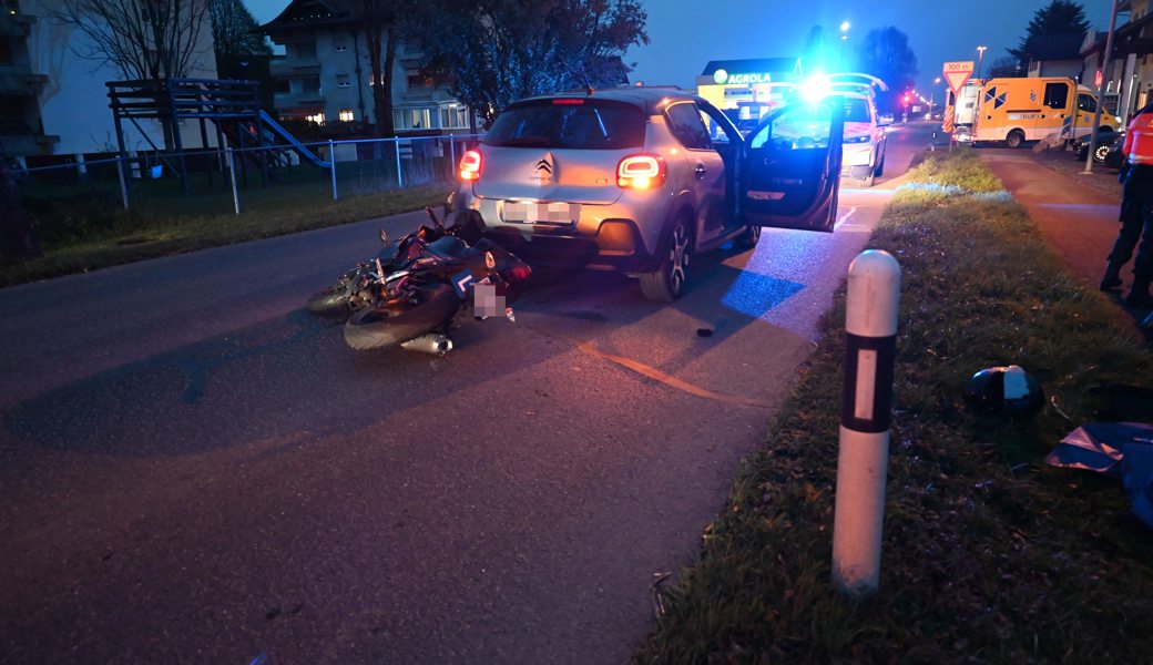 Der Motorradfahrer bemerkte das Abbremsen des Autos zu spät.