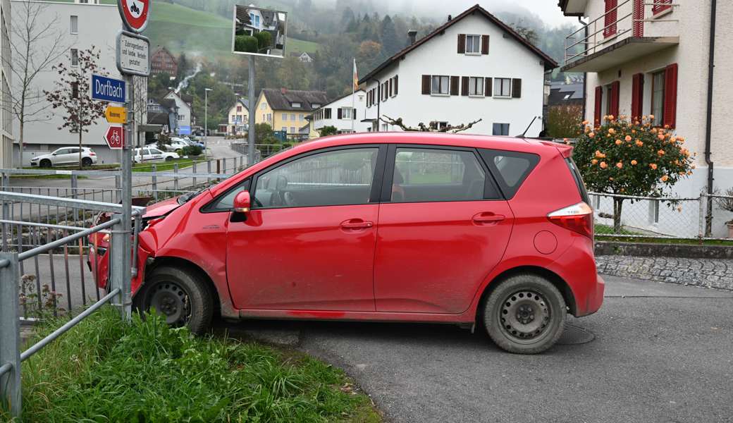 Fahrunfähig: Frontal gegen Geländer gekracht