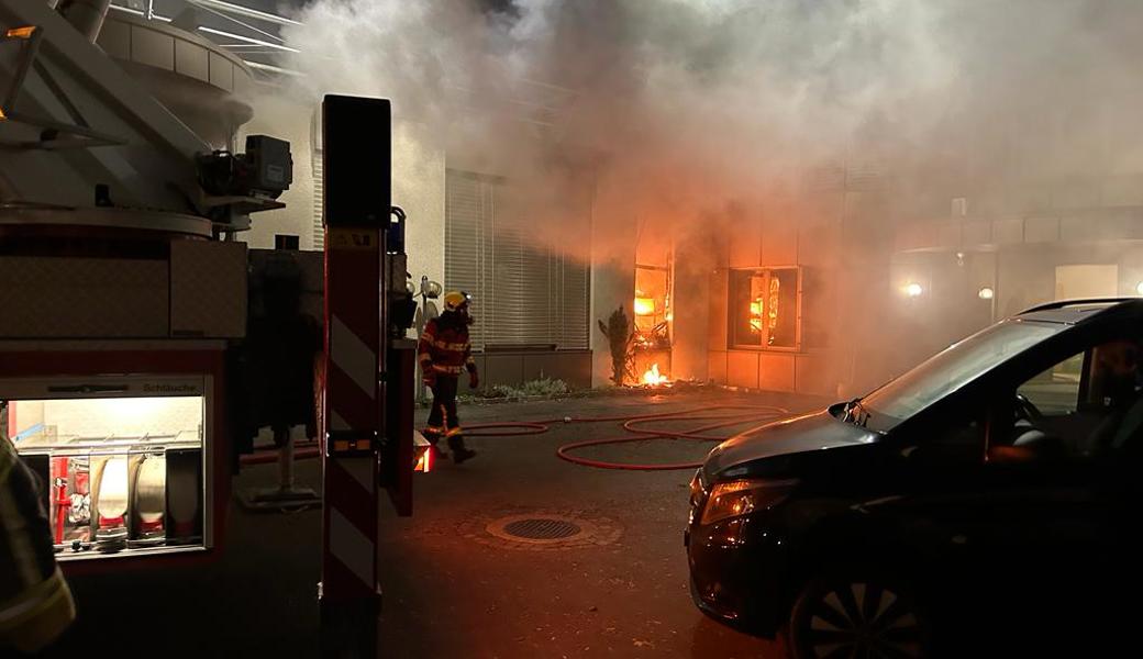 Die Feuerwehr fanden einen Teil der Stickerei im Inneren in Vollbrand vor.