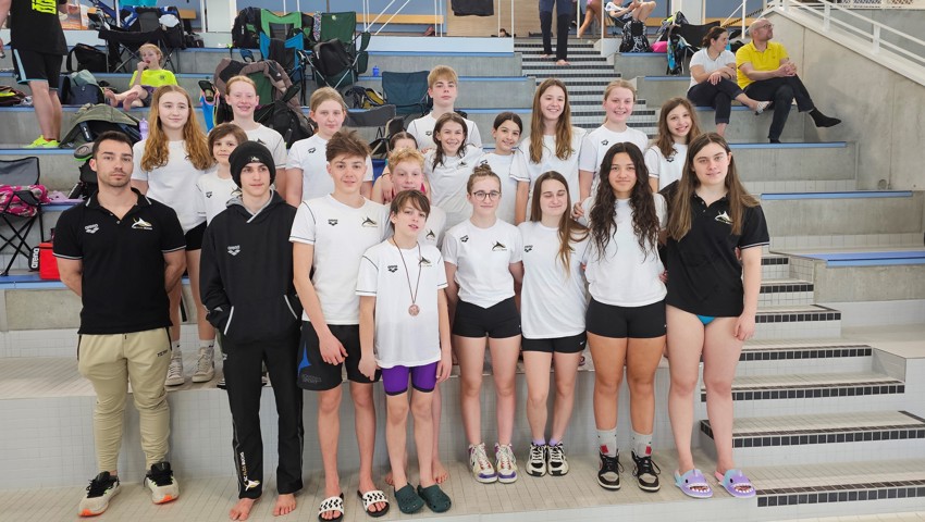 Schwaben-Cup: Coach Marco Melis mit den Athletinnen und Athleten der Teams Junioren und Jugend.