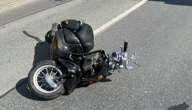 Rollerfahrer prallt in Auto und verletzt sich dabei