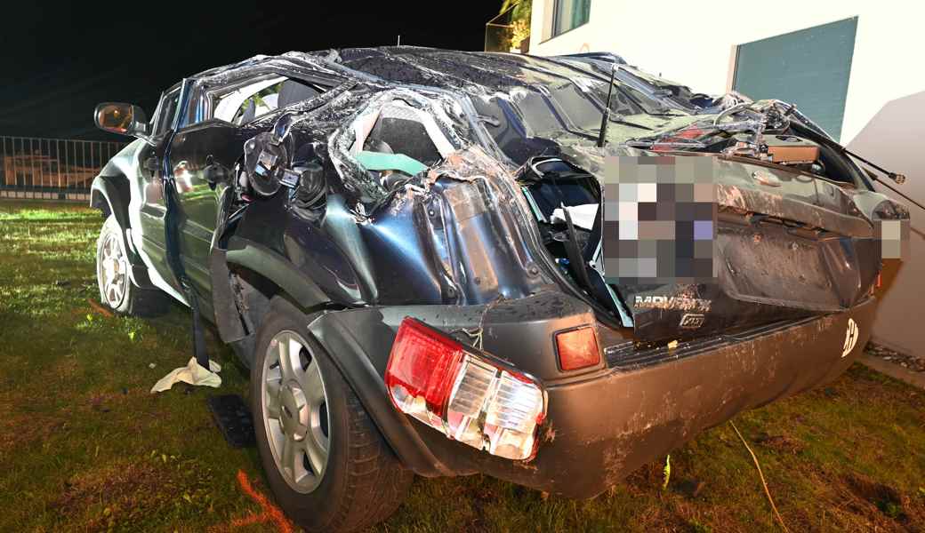 Das total demolierte Auto nach dem Unfall.