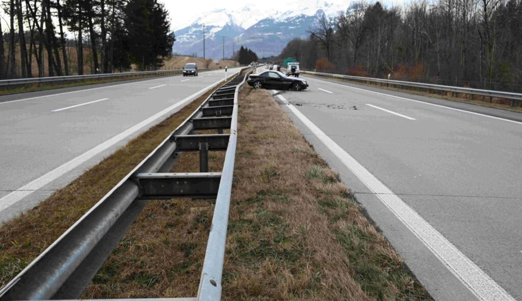  Das Fahrzeug der Autofahrerin kam an der Mittelleitplanke auf der A13 zum Stillstand. 