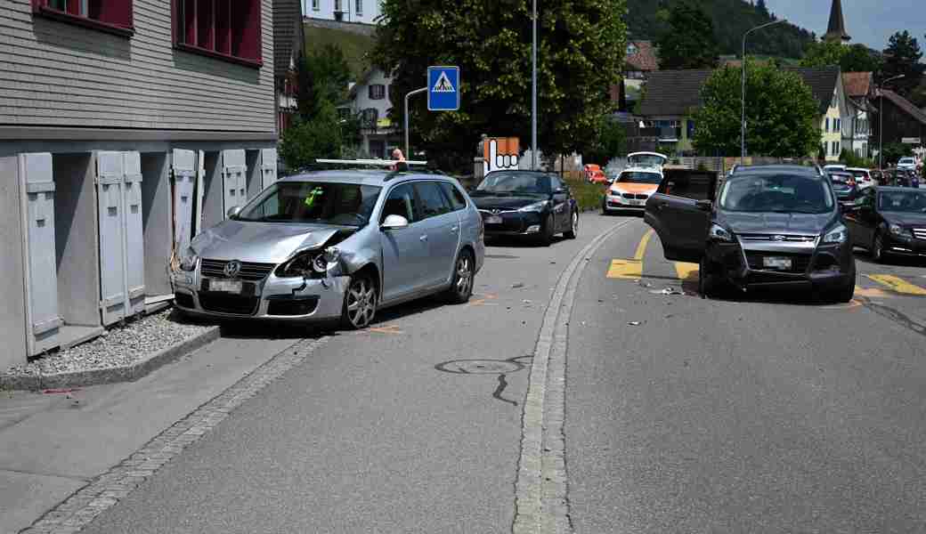 Beim Einbiegen übersah eine 81-Jährige das Fahrzeug einer 70-Jährigen.