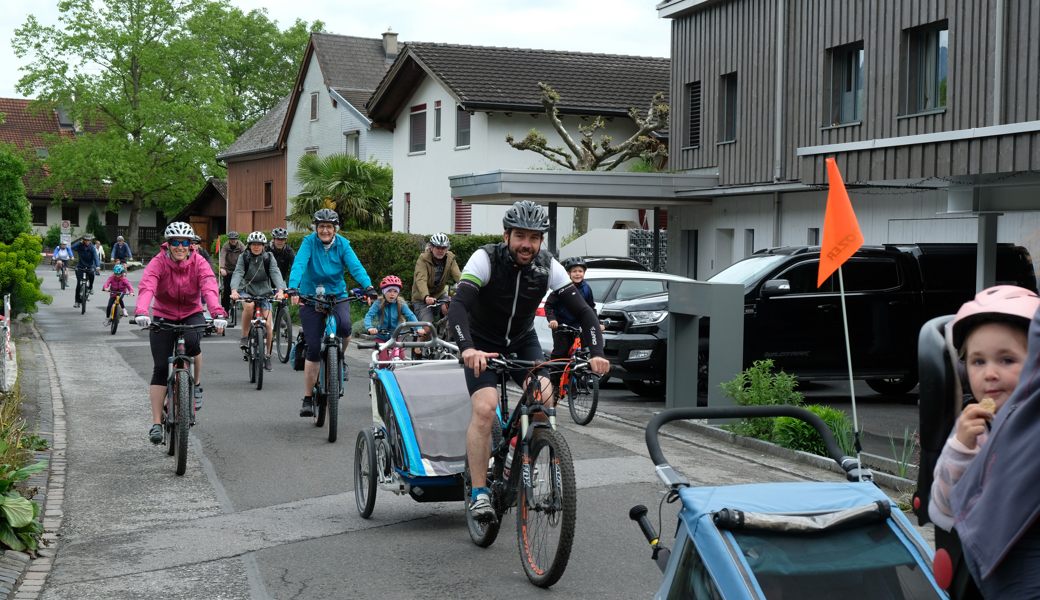 Schon um 11 Uhr war viel Betrieb auf der Slow-Up-Strecke wie hier in Rans in der Gemeinde Sevelen.