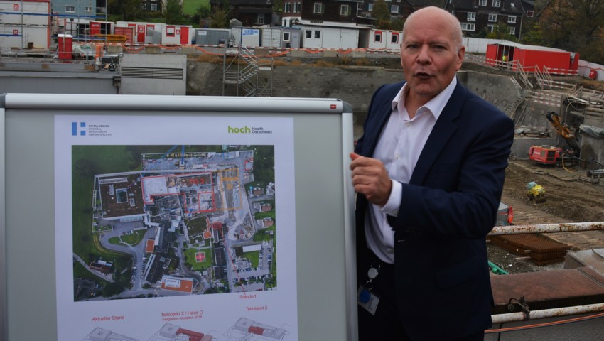 Dr. med. Jochen Steinbrenner informierte über die bauliche Entwicklung des Spitals Grabs und ermöglichte einen Einblick auf die Grossbaustelle.