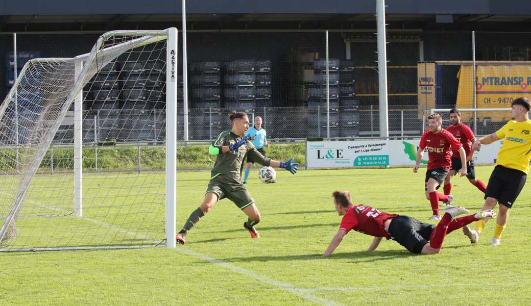 Einleitung der Wende kurz vor der Pause: Kilian Büchel (Mitte) trifft für den FC Gams per Kopf ins lange Eck zum 1:1. Robert Kucera