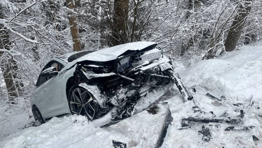 Das Auto kam abseits der Strasse zum Stillstand.