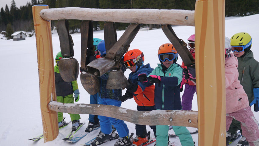  Mit den Händen oder mit Skistöcken können Gäste den Kuhschellen auf der Klangslope Töne entlocken. 