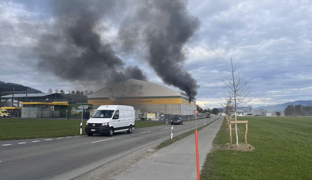 Ob das wohl brennt? Mitarbeiter setzt aus Versehen Recyclinggut in Brand