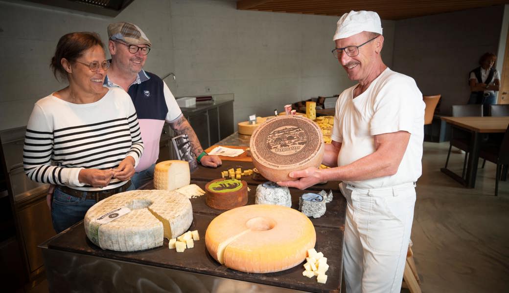 «Cheese!»: Der Lichtensteiger Käsermeister Willi Schmid (rechts) posiert mit Maud und Pascal Fauville aus Belgien für ein Foto.