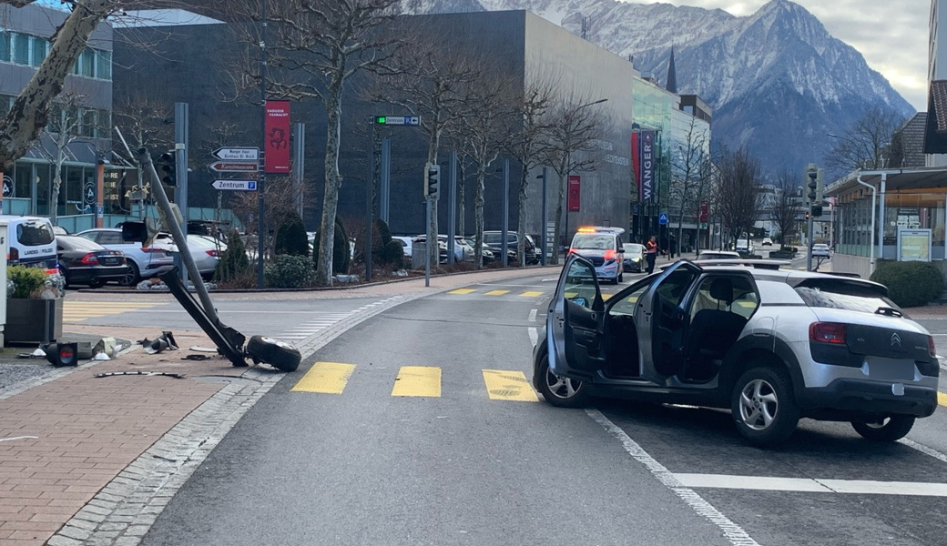 Kontrolle verloren und Ampel gerammt – Autofahrerin verletzt sich bei Selbstunfall