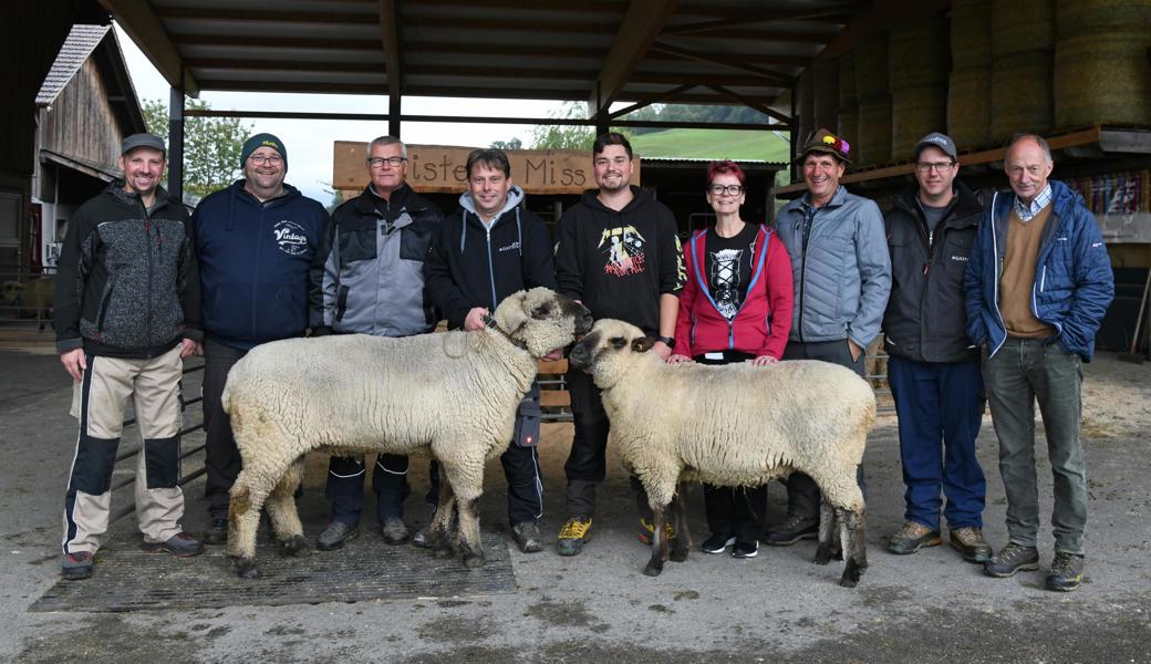 Experte Angelo Rizzi (rechts), Präsident Hansueli Eggenberger (links) und Mitglieder des Schafzuchtvereins BFS Buchs mit Mister und Miss BFS Buchs, im Besitz der Züchter Leonhard Dörig (3. v. l.) und Daniel Dörig (Mitte). 