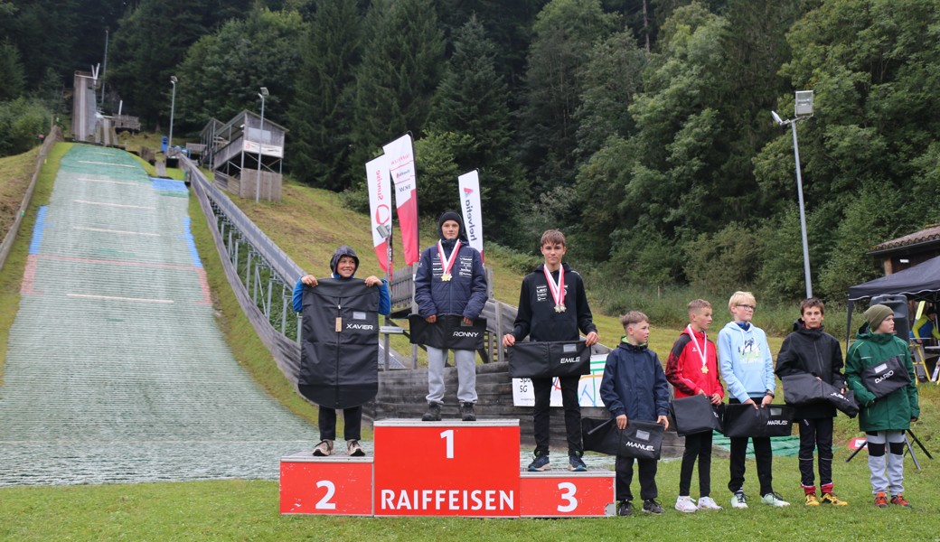 Das Siegerpodest U16-Knaben im ersten Springen vom Samstag mit Ronny Dürr auf Platz eins. 