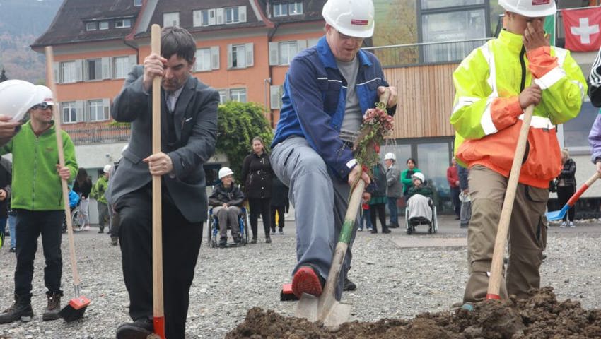  21. Oktober: Die ersten Spatenstiche für den Ersatz-/Neubau des «Lukashaus»-Wohntraktes in Grabs nehmen Bewohnerinnen und Bewohner vor. 