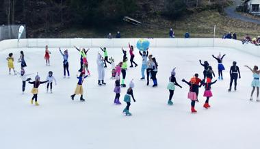 Von Schneewittchen bis Michael Jackson: Bunte Überraschungen auf dem Eisfeld