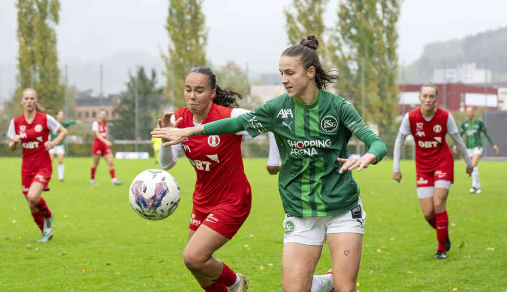 Larina Baumann (grün) spielt beim FC St. Gallen in der Verteidigung.