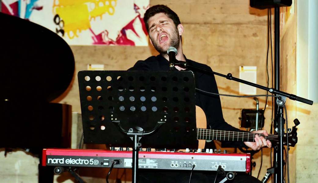 Beeindruckende Performance in der katholischen Kirche in Buchs: Bastian Berchtold, ein begnadeter Sänger und Musiker. Heidy Beyeler