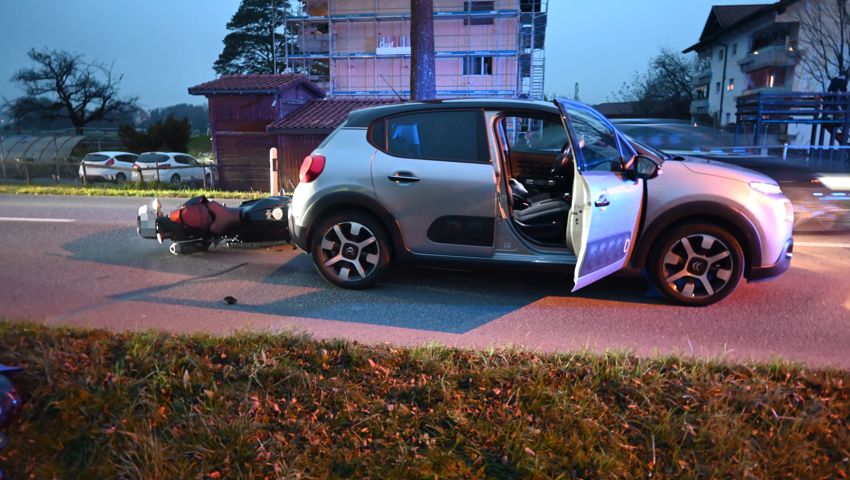 Der Motorradfahrer wurde leicht verletzt,