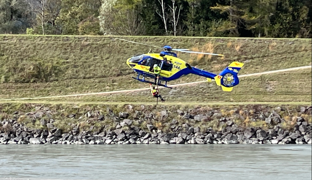  Der Rettungshelikopter der Organisation AP3 bei der Bergung der toten Frau im Rhein. 