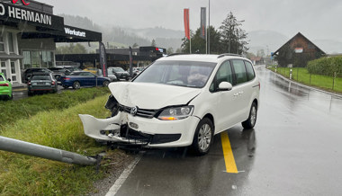 Mann will während der Fahrt Handy vom Boden aufnehmen und prallt in Kandelaber