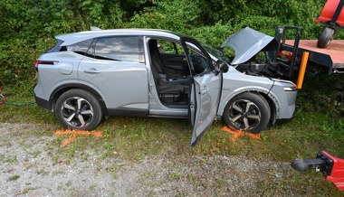 Angetrunken in mehrere abgestellte Anhänger gefahren