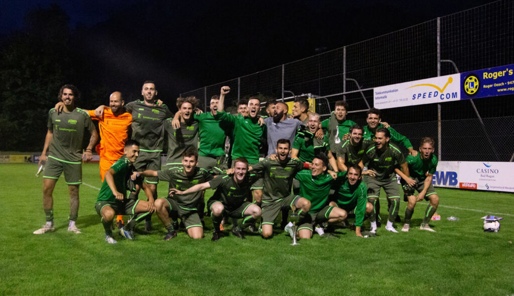  Gross ist die Freude beim FC Buchs über den Sieg am 10. Werdenberger-Cup. Bilder: Rolf Eggenberger