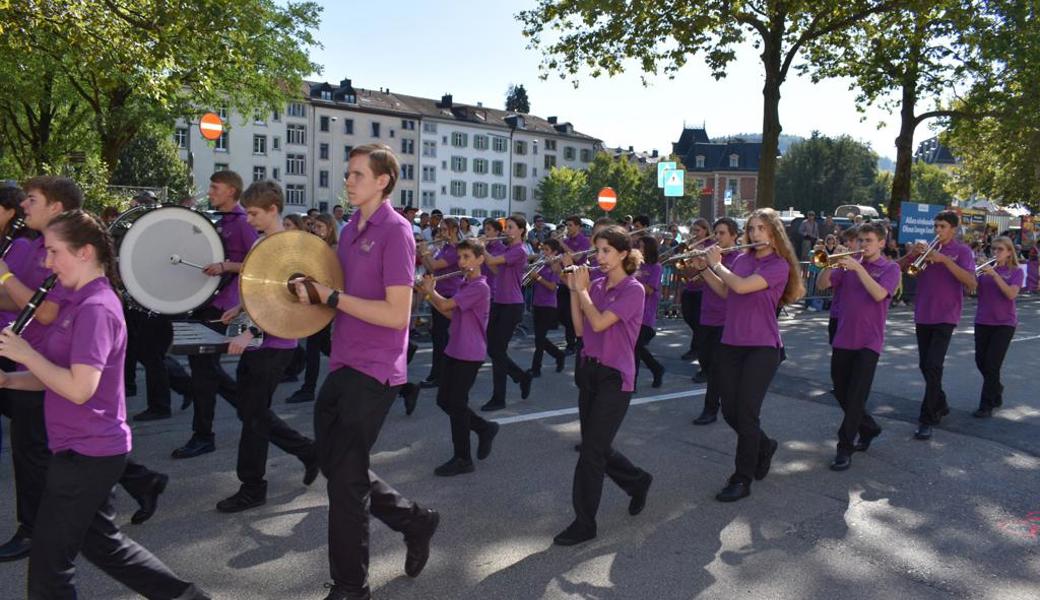 Die Werdenberger Musikantinnen und Musikanten im Gleichschritt bei der Marschmusik.