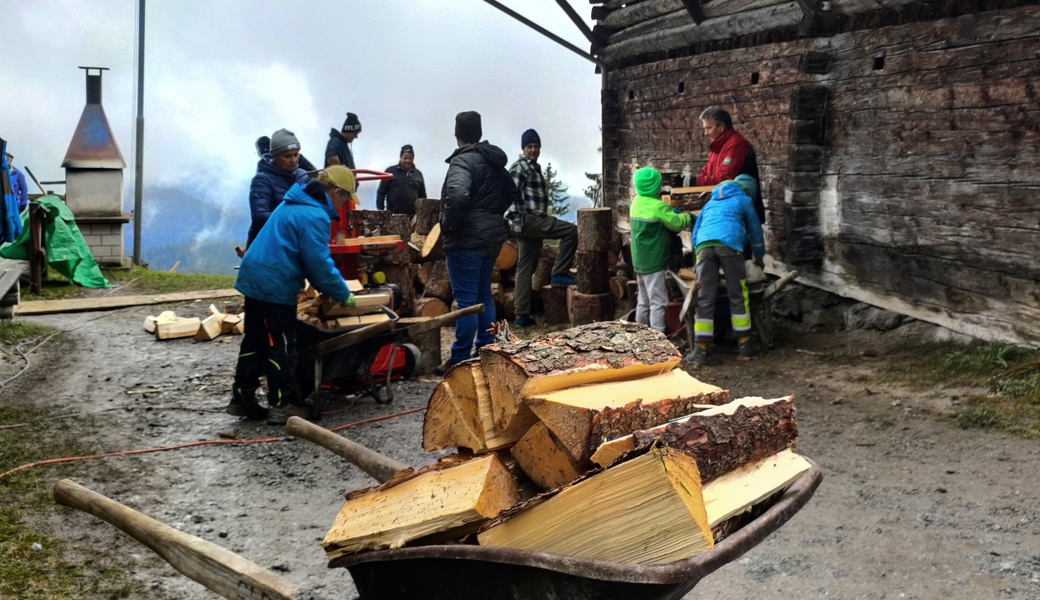 Mitglieder des Skiclubs Gams bereiteten beim Ferienheim Crap la Foppa Holz für den Winter vor. 