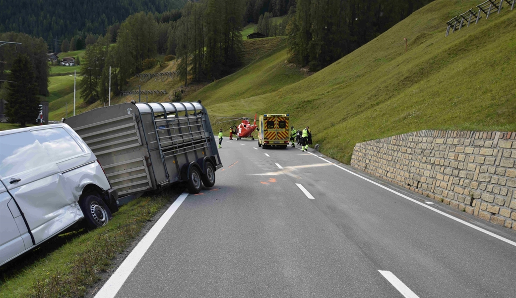 Der Motorradfahrer wurde ins Spital geflogen. 