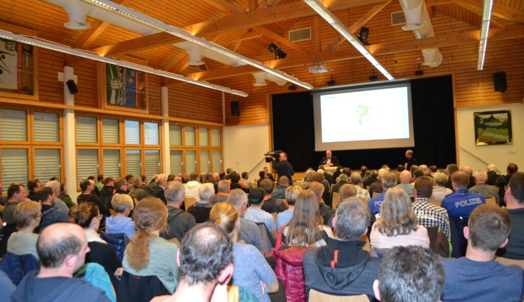  Aufmerksame Zuhörende bei der Informationsveranstaltung zum Thema «Eigentum / Besitz von Alpgebäuden» im Mehrzweckgebäude Chuchitobel in Wildhaus. 