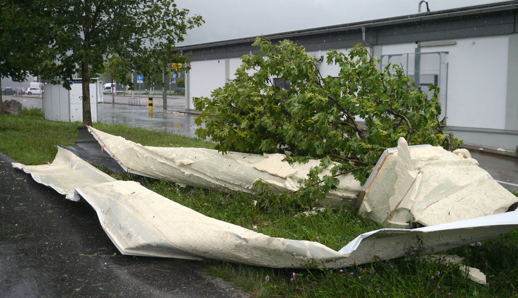 Beim Detailhändler Lidl wurde das Dach beschädigt.