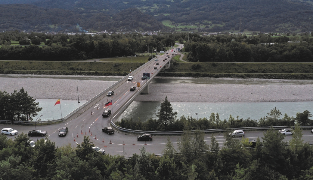 Lösung für Stauproblem in Sicht: Spurbewirtschaftung auf der Rheinbrücke