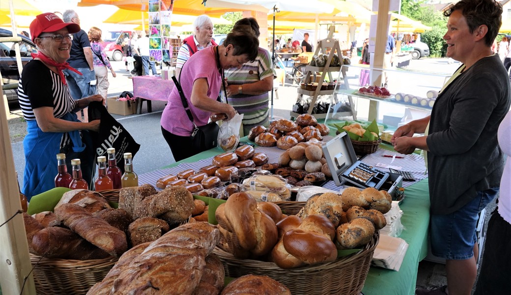 Monatlich herrscht wieder Marktstimmung auf dem Grabser Marktplatz. Im Bild der Prima-Stand Grabserberg. 