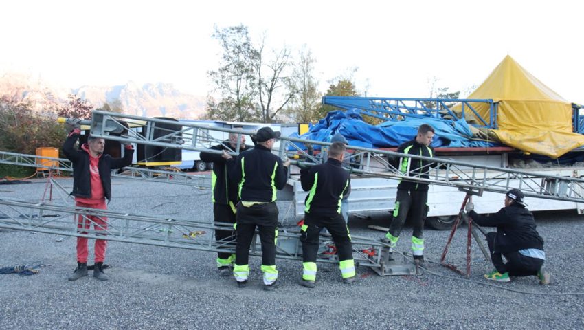  Gemeinsam bringt das Team vom Circus Maramber einen Mast in Position. 