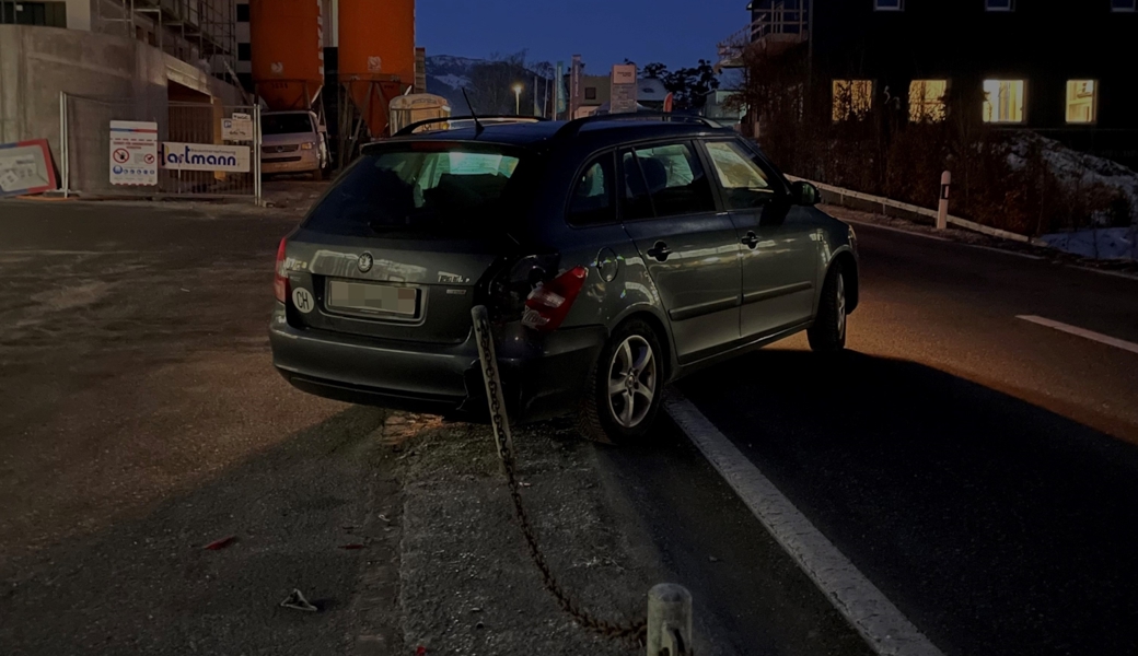 Handbremse nicht angezogen: Auto rollt unbemannt auf Strasse