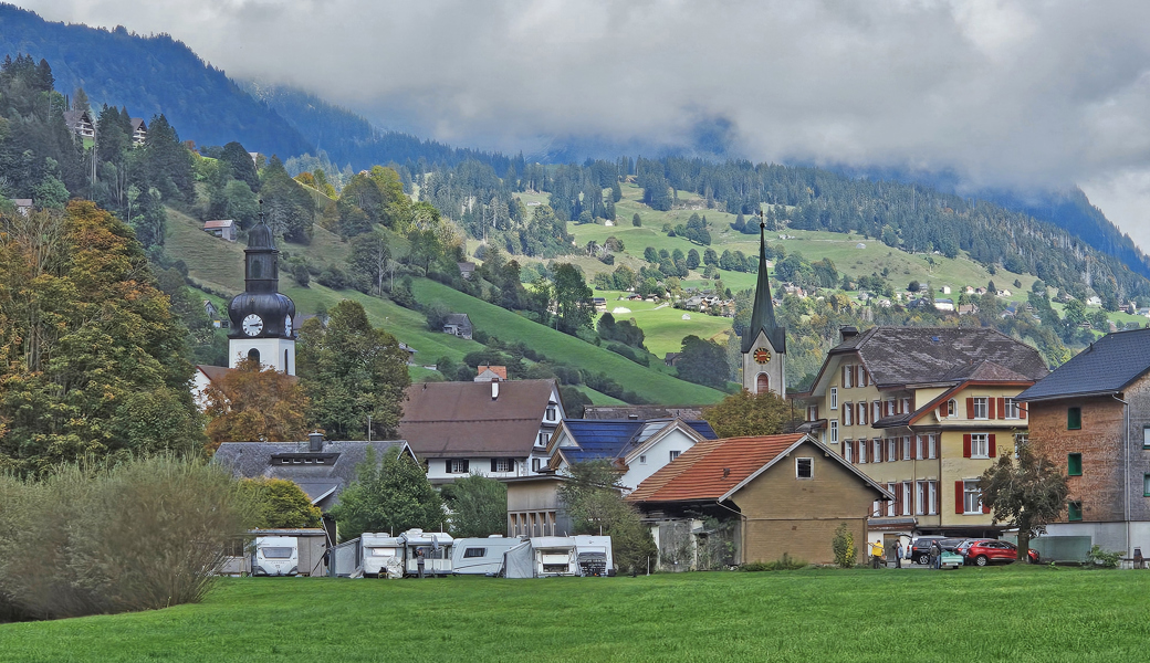 Der Schnee kann kommen: Die ersten Wintercamper haben sich auf der Wiese hinterm «Schweizerhof» bereits eingerichtet.