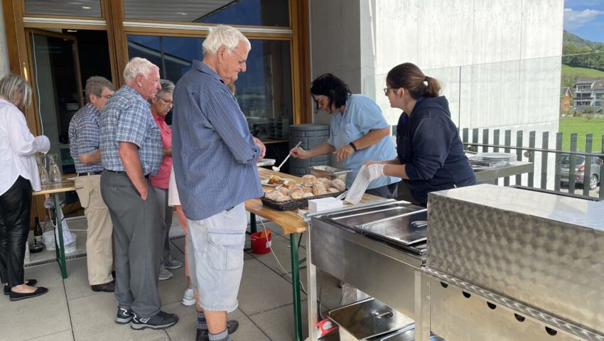  Die Festwirtschaft lockte mit feinen Salaten und Grilladen. 