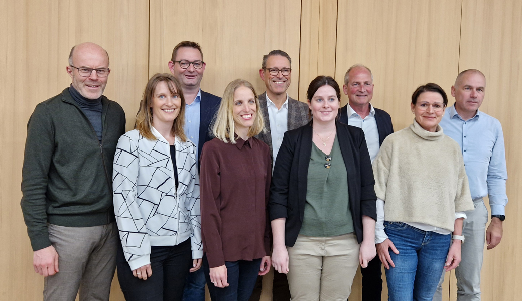 Geschäftsführer Urs Bolliger (links) und seine Stellvertreterin Elisabeth Federer (2. von rechts) mit den Vorstandsmitgliedern (von links) Jessica Kamm, Peter Nüesch, Karin Gschwend-Schlegel, Martin Angehrn, Andrea Senn, Kurt Krucker und Christoph Kempter.