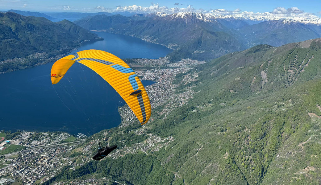 Der Salezer Daniel Berger in luftiger Höhe über dem Lago Maggiore.