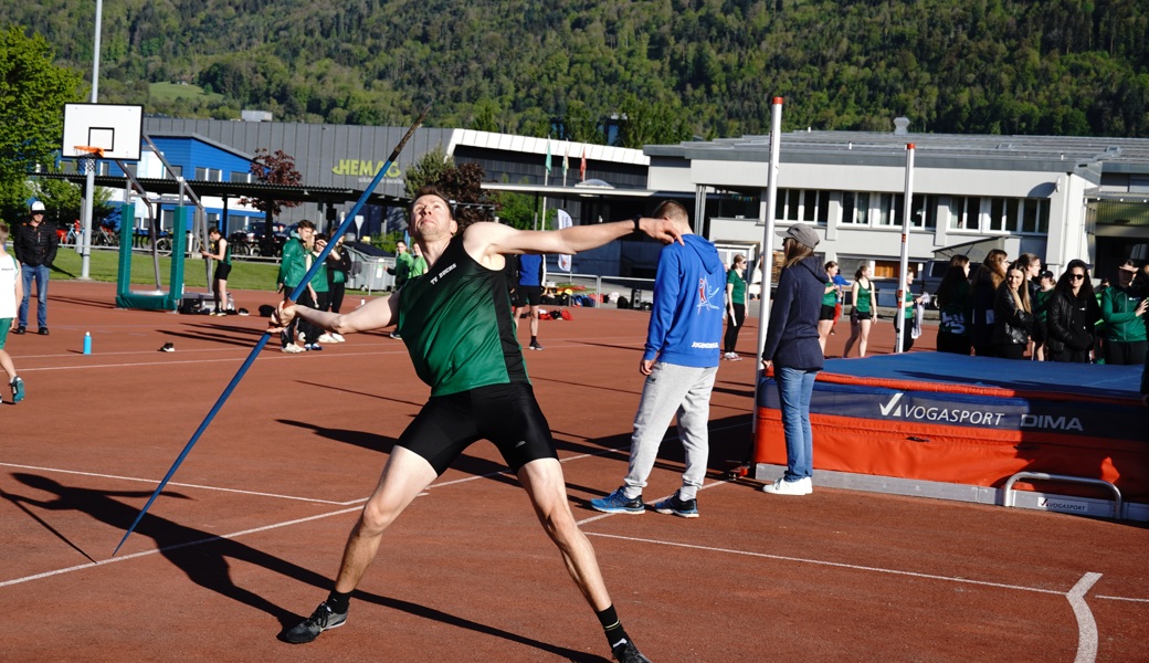 Nicht nur in der Leichtathletik, im Bild Daniel Mohr beim Speerwurf, machte der TV Buchs im Vergleichswettkampf in Balgach eine gute Figur.