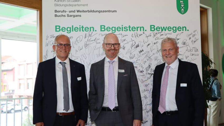  1. August: Die Berufs- und Weiterbildungszentren Buchs und Sarganserland fusionieren zum Berufs- und Weiterbildungszentrum Buchs Sargans. Neuer Rektor ist Daniel Miescher (Mitte), seine Vorgänger waren Franz Anrig (links) und Beni Heeb (rechts). 