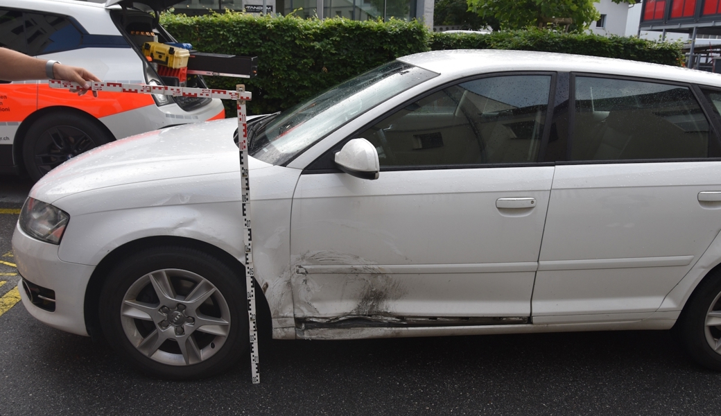 Am frühen Morgen kollidierten auf der Autobahn A13 zwei Autos. Für diesen Vorfall sucht die Kantonspolizei Graubünden Zeugen.