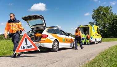 Zwei Velofahrer stossen zusammen: Beide landen verletzt im Spital